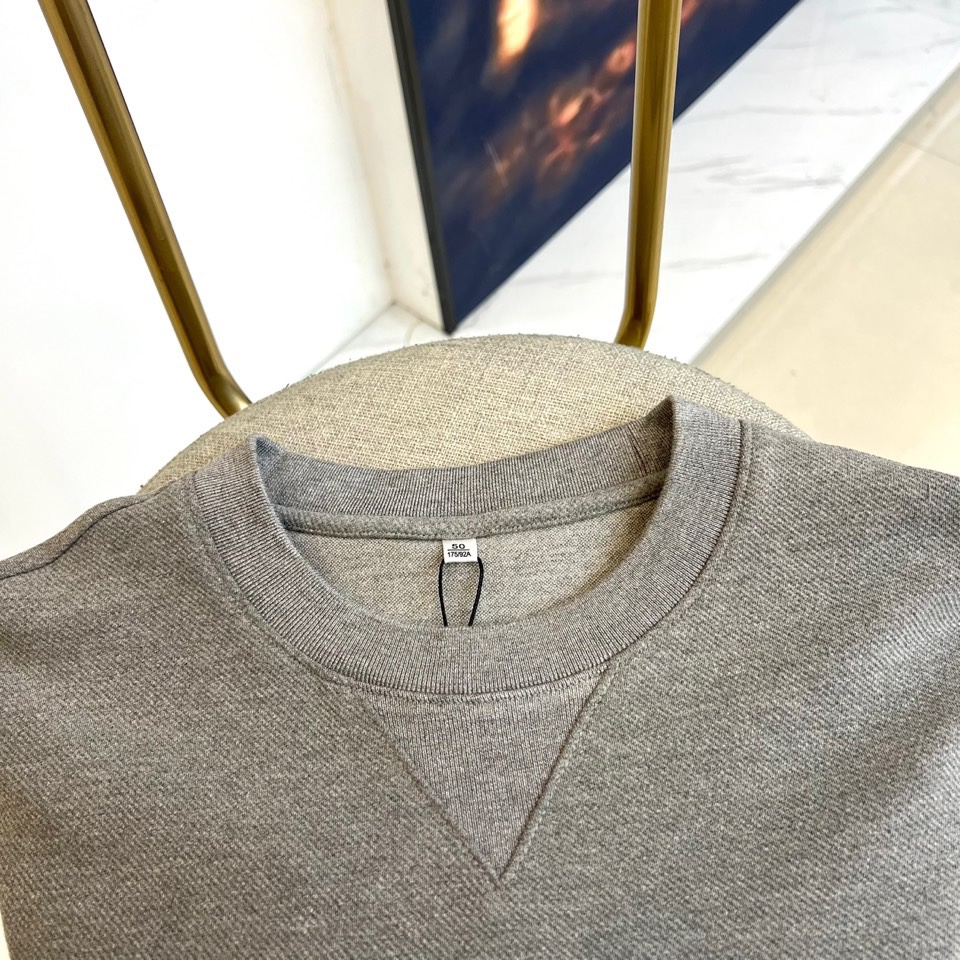 TB汤姆布朗、2025秋冬新品圆领卫衣，这款卫衣采用宽松休闲版型设计，左袖装饰四道白色条纹打造运动风尚。