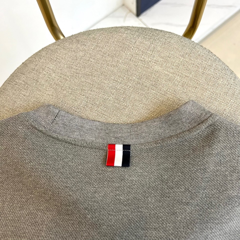 TB汤姆布朗、2025秋冬新品圆领卫衣，这款卫衣采用宽松休闲版型设计，左袖装饰四道白色条纹打造运动风尚。