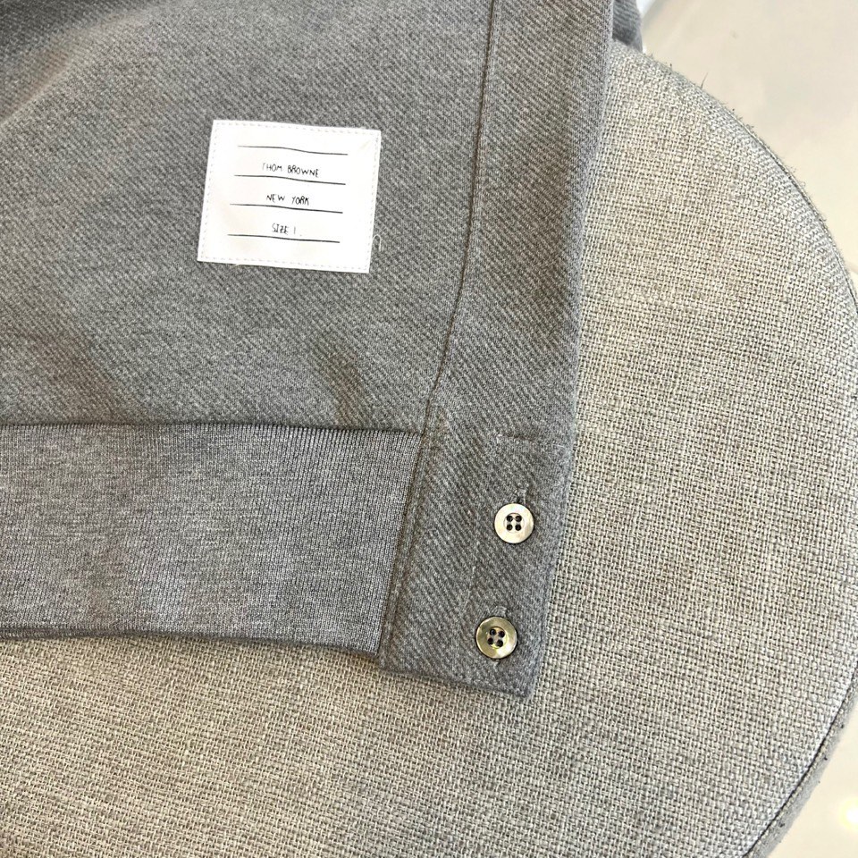 TB汤姆布朗、2025秋冬新品圆领卫衣，这款卫衣采用宽松休闲版型设计，左袖装饰四道白色条纹打造运动风尚。