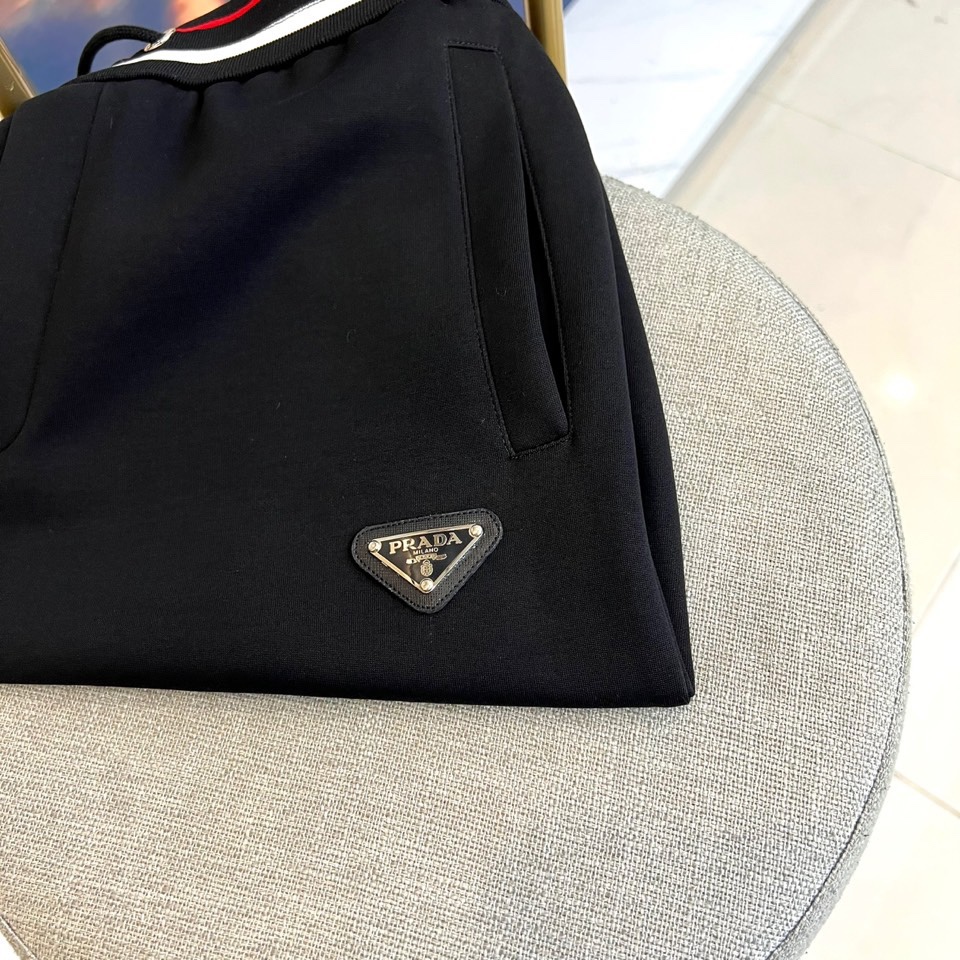 Prad普拉、2025秋冬运动系列红白条纹的工业美学。2025秋冬全新运动套装，以纯粹哑光黑为画布，领口