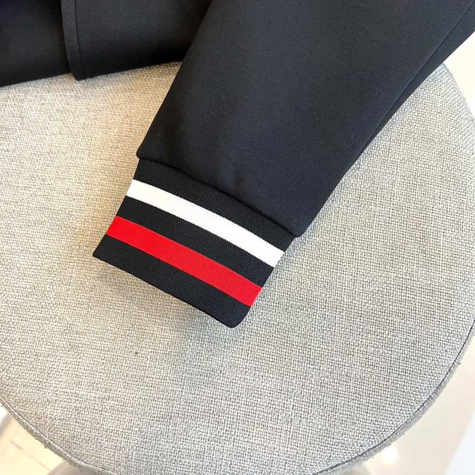 Prad普拉、2025秋冬运动系列红白条纹的工业美学。2025秋冬全新运动套装，以纯粹哑光黑为画布，领口