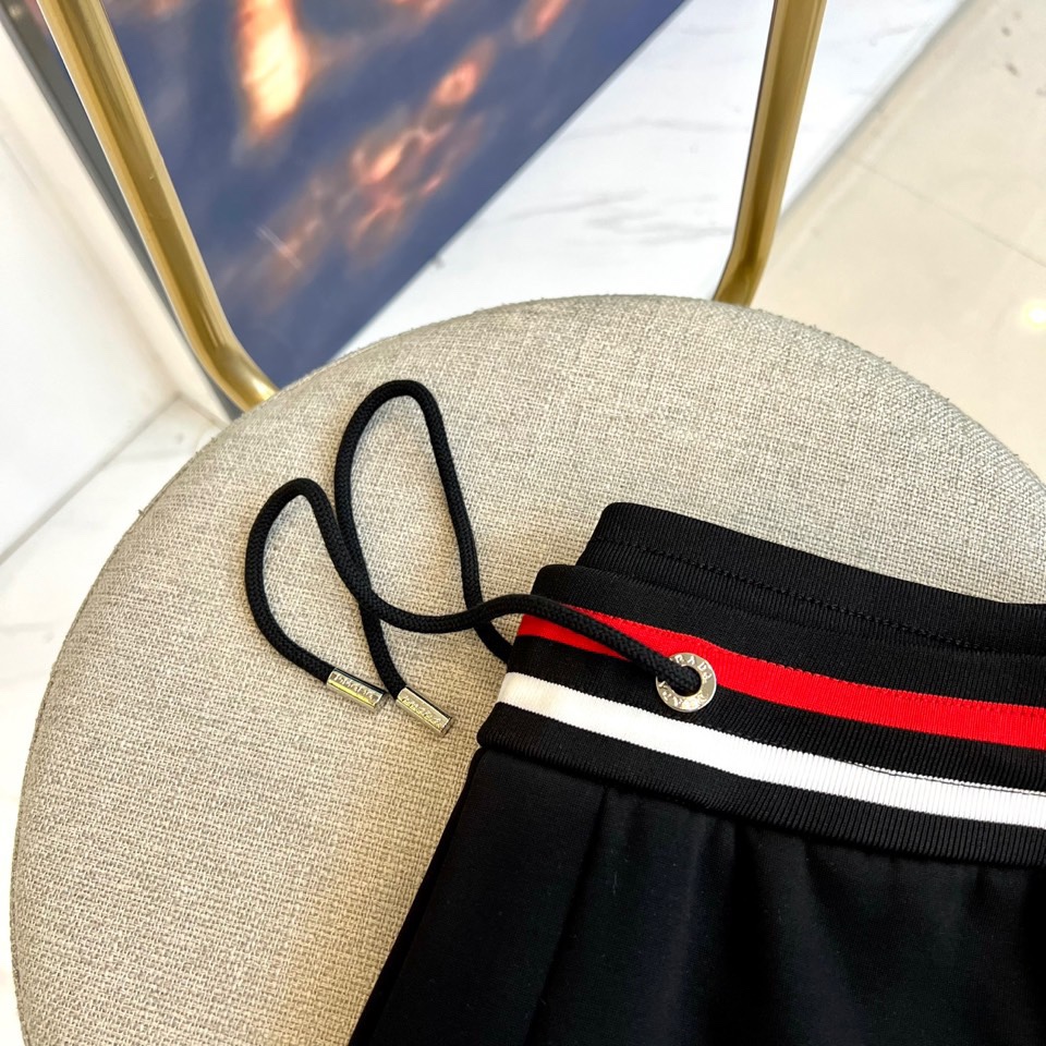 Prad普拉、2025秋冬运动系列红白条纹的工业美学。2025秋冬全新运动套装，以纯粹哑光黑为画布，领口