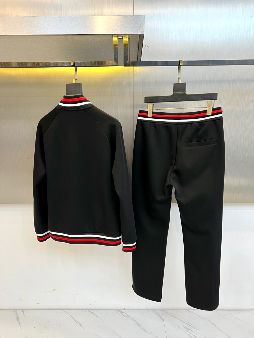 Prad普拉、2025秋冬运动系列红白条纹的工业美学。2025秋冬全新运动套装，以纯粹哑光黑为画布，领口