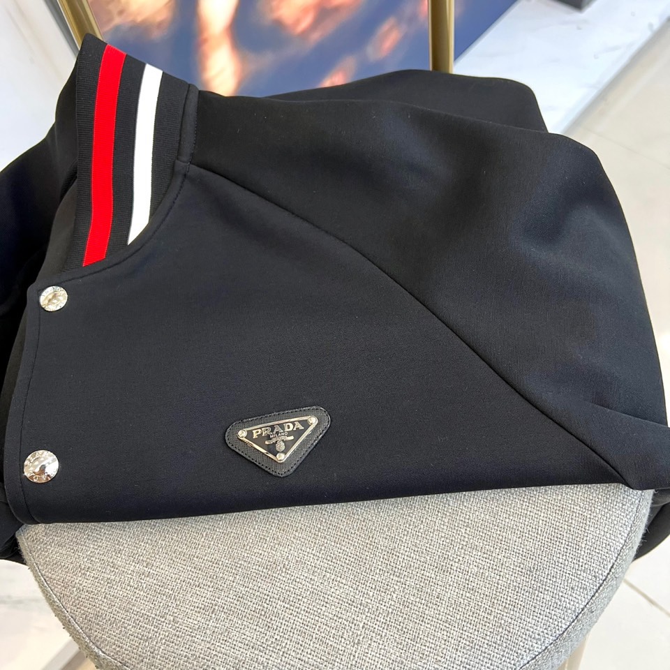 Prad普拉、2025秋冬运动系列红白条纹的工业美学。2025秋冬全新运动套装，以纯粹哑光黑为画布，领口