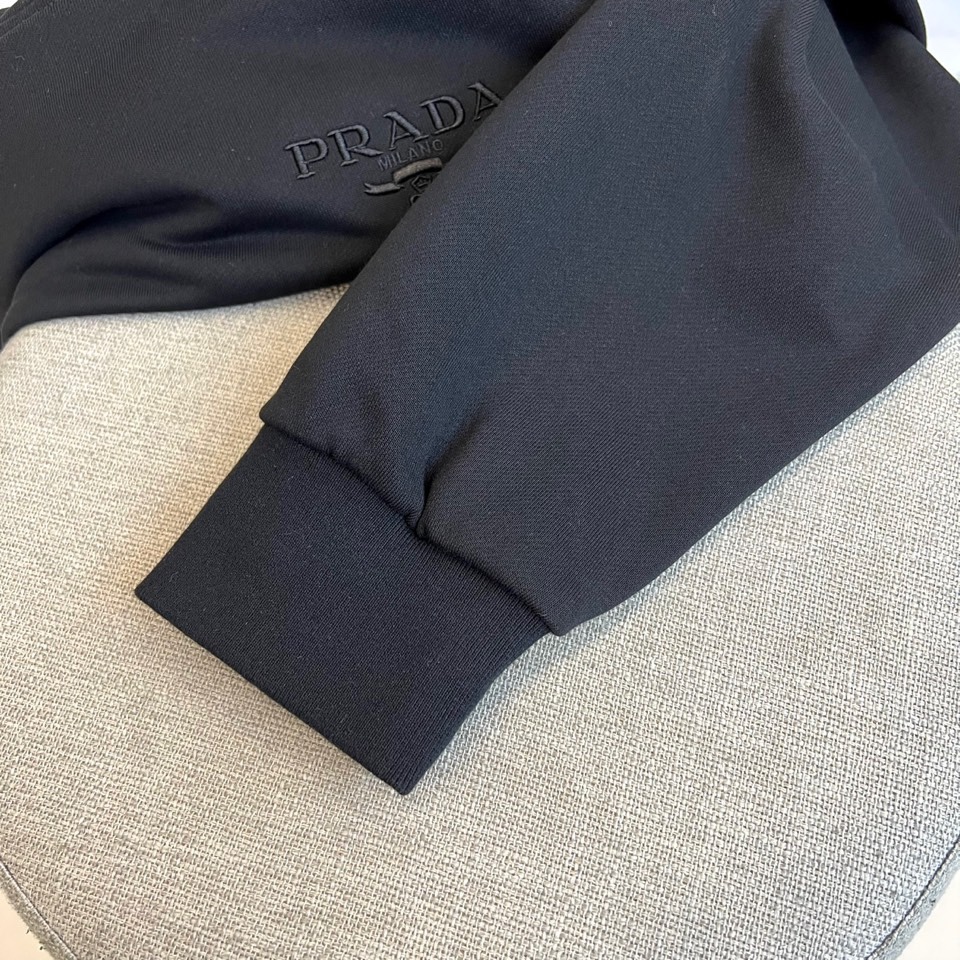 Prad普拉、2025秋冬新品！时尚休闲夹克外套 都市休闲运动套装！运动套装一定拥有一套，不仅穿着舒适而