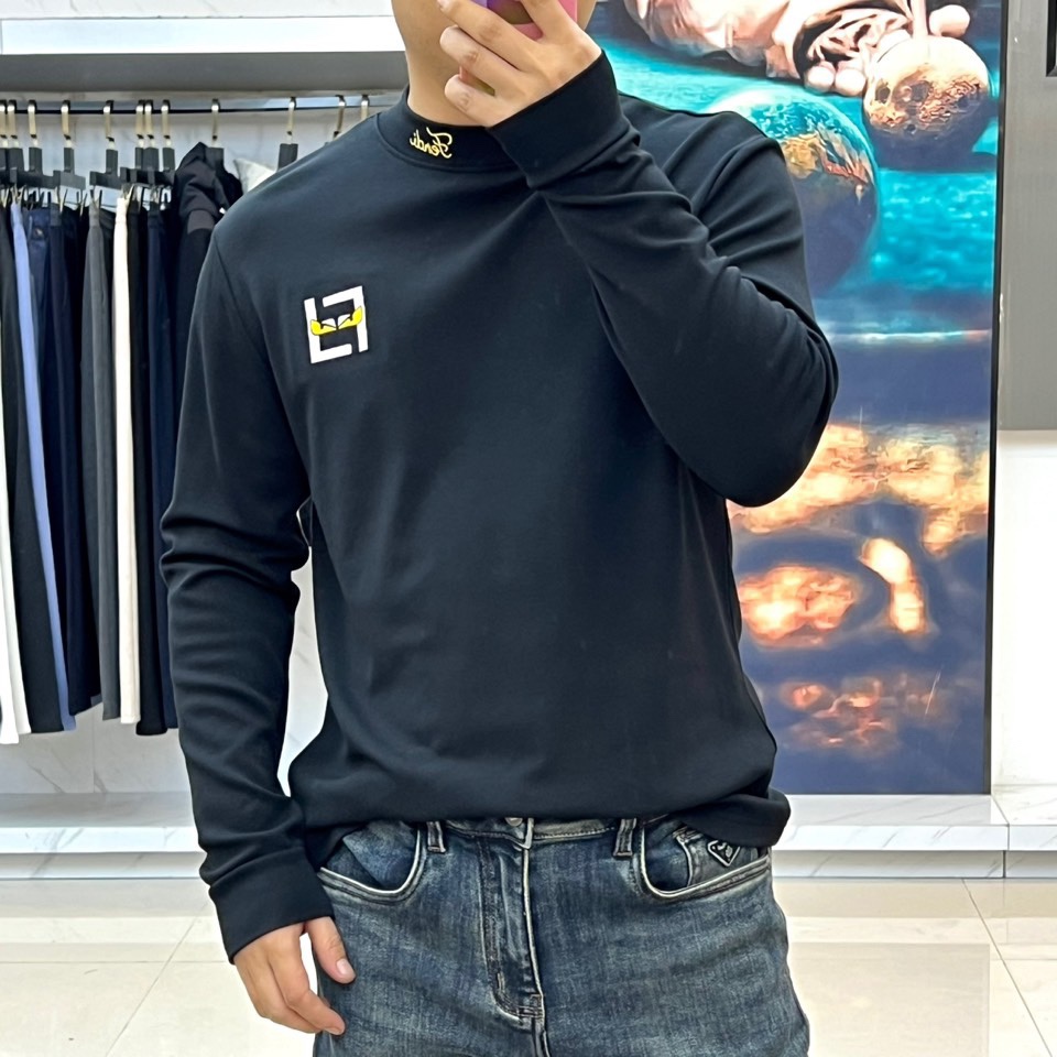 Fend芬迪、2025秋冬新品男士长袖T恤，以纯净白色诠释意式奢华美学。领口内侧饰有品牌标识，胸前点缀经