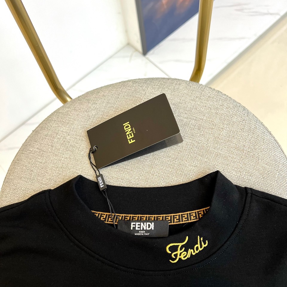 Fend芬迪、2025秋冬新品男士长袖T恤，以纯净白色诠释意式奢华美学。领口内侧饰有品牌标识，胸前点缀经