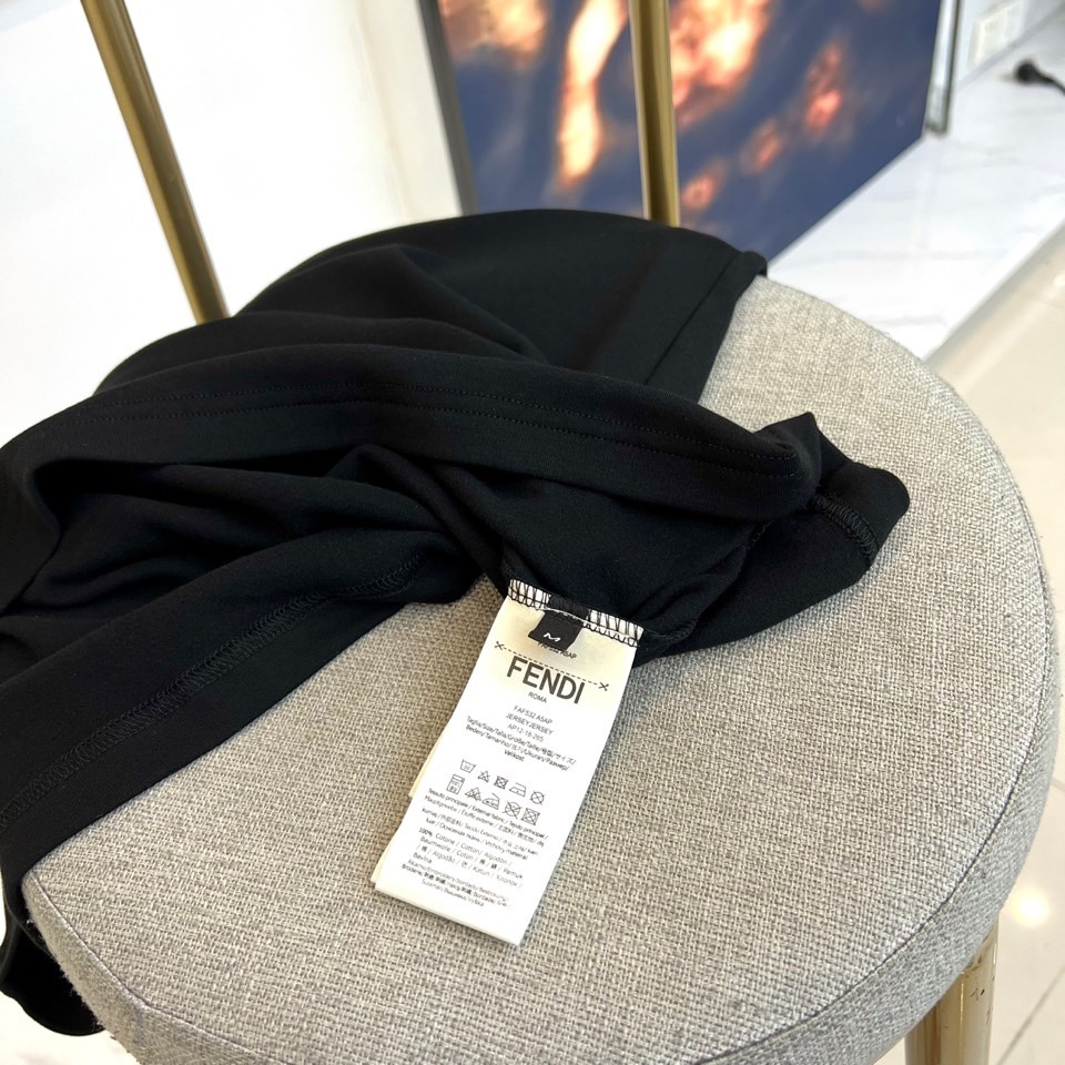 Fend芬迪、2025秋冬新品男士长袖T恤，以纯净白色诠释意式奢华美学。领口内侧饰有品牌标识，胸前点缀经