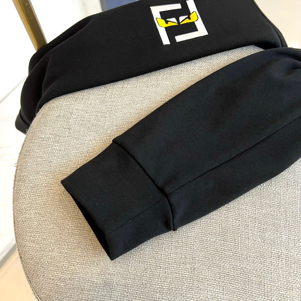 Fend芬迪、2025秋冬新品男士长袖T恤，以纯净白色诠释意式奢华美学。领口内侧饰有品牌标识，胸前点缀经