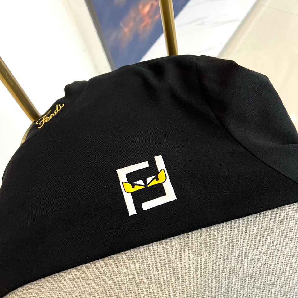 Fend芬迪、2025秋冬新品男士长袖T恤，以纯净白色诠释意式奢华美学。领口内侧饰有品牌标识，胸前点缀经