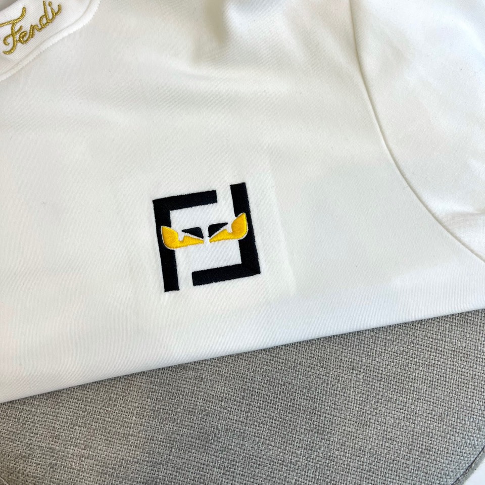 Fend芬迪、2025秋冬新品男士长袖T恤，以纯净白色诠释意式奢华美学。领口内侧饰有品牌标识，胸前点缀经