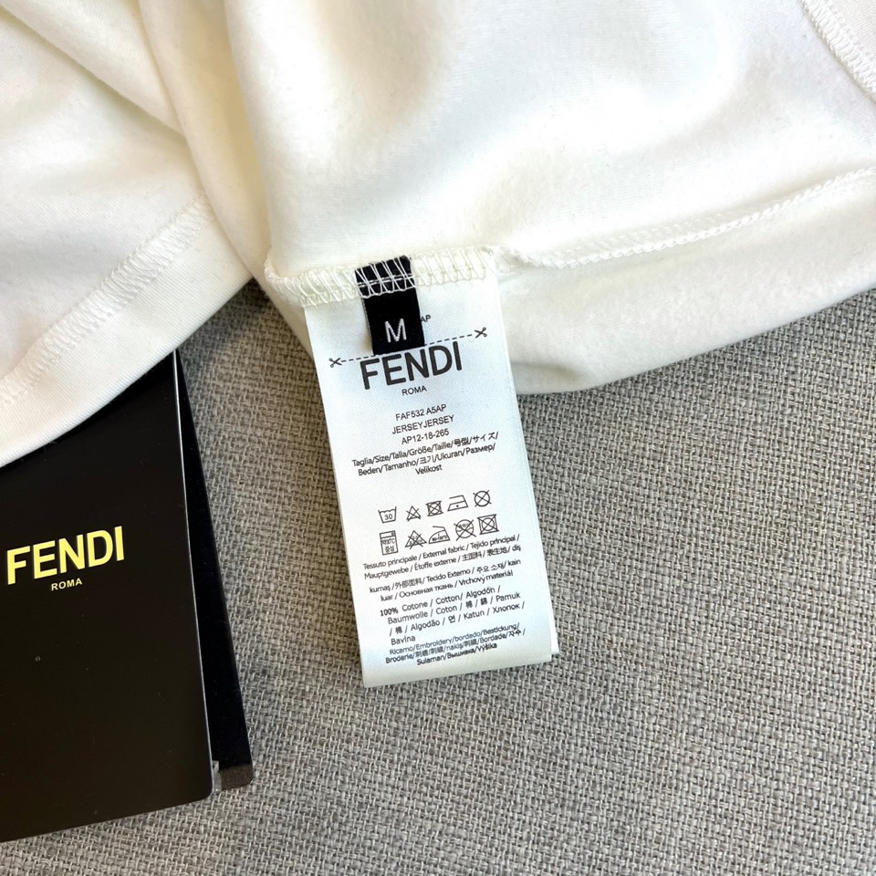 Fend芬迪、2025秋冬新品男士长袖T恤，以纯净白色诠释意式奢华美学。领口内侧饰有品牌标识，胸前点缀经