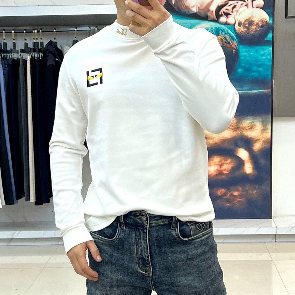 Fend芬迪、2025秋冬新品男士长袖T恤，以纯净白色诠释意式奢华美学。领口内侧饰有品牌标识，胸前点缀经