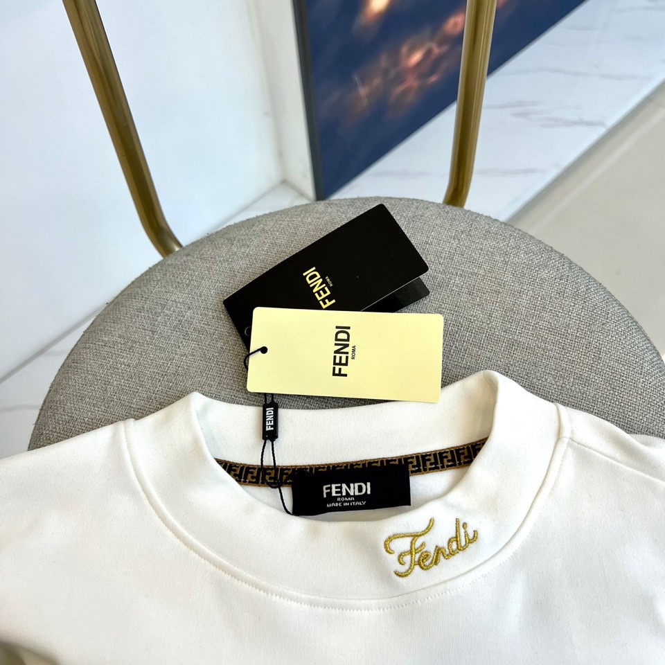 Fend芬迪、2025秋冬新品男士长袖T恤，以纯净白色诠释意式奢华美学。领口内侧饰有品牌标识，胸前点缀经
