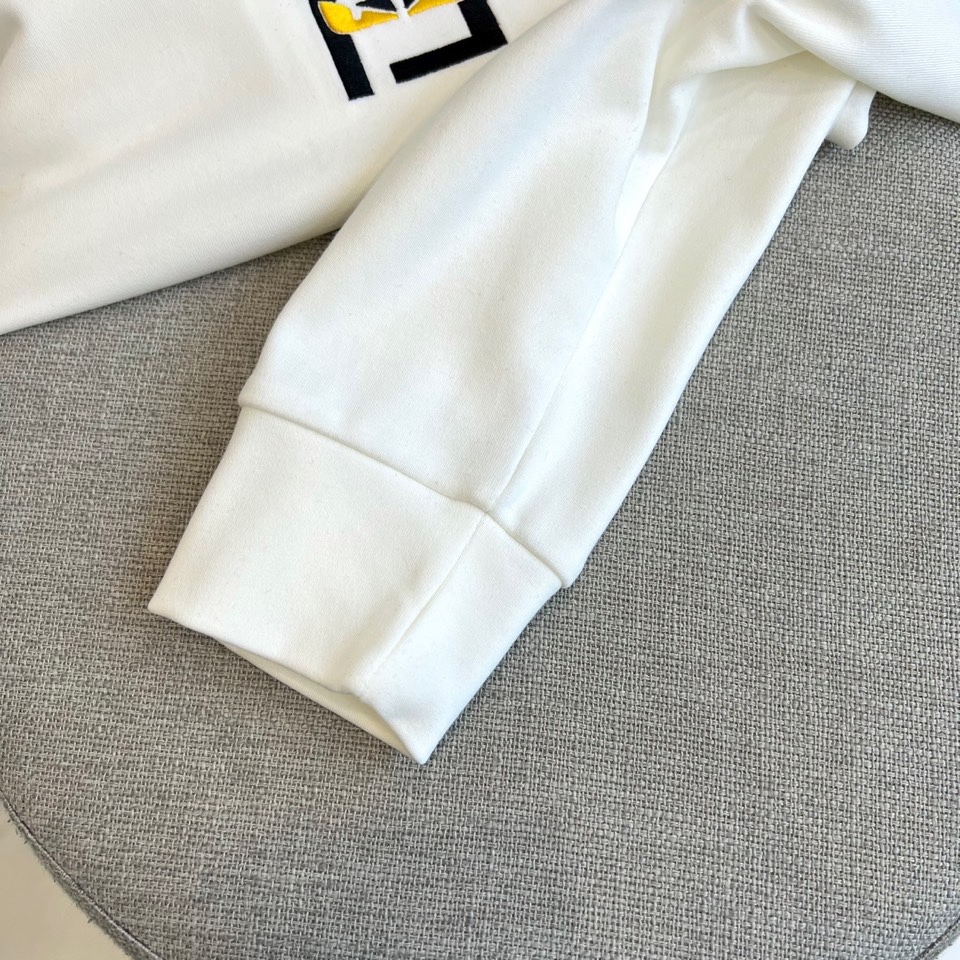 Fend芬迪、2025秋冬新品男士长袖T恤，以纯净白色诠释意式奢华美学。领口内侧饰有品牌标识，胸前点缀经