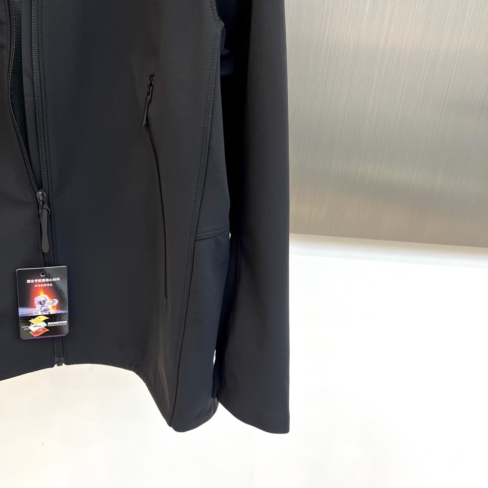 Arcteryx始祖鸟、2025秋冬新品聚酰亚胺科技夹克，以宇航服核心材料科技重塑都市户外穿着体验。本品