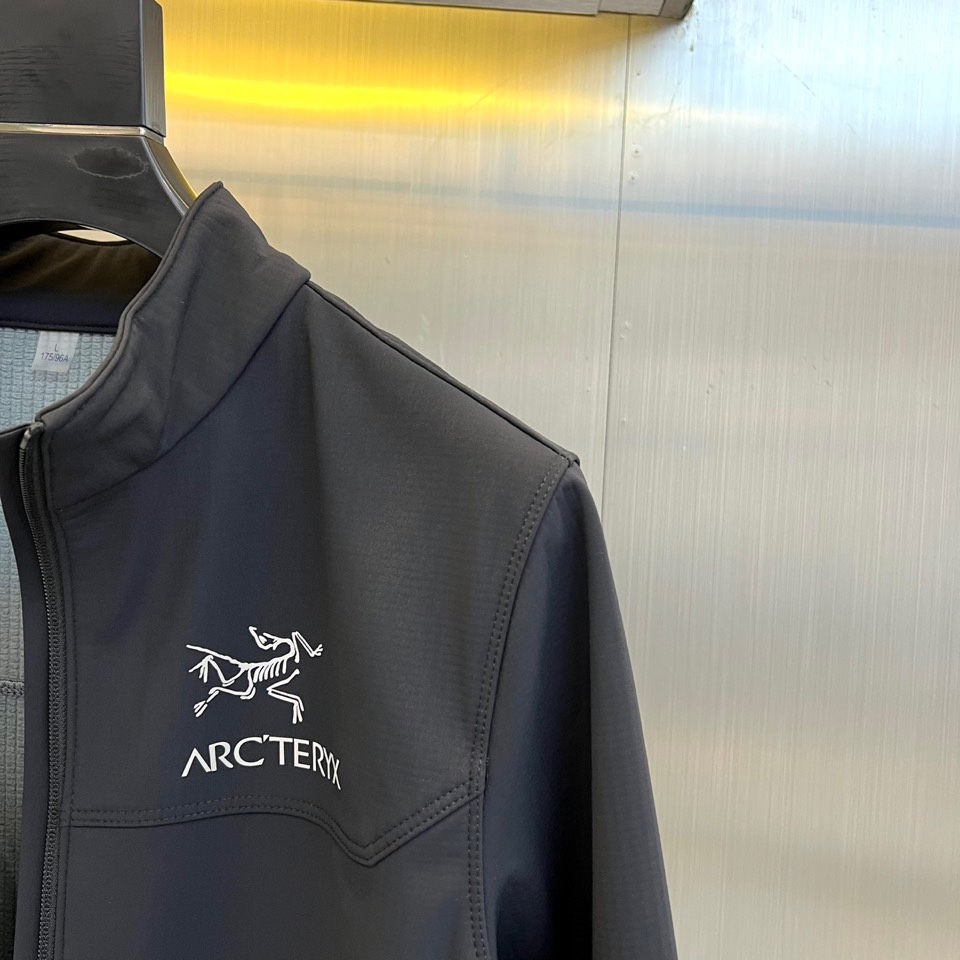Arcteryx始祖鸟、2025秋冬新品聚酰亚胺科技夹克，以宇航服核心材料科技重塑都市户外穿着体验。本品