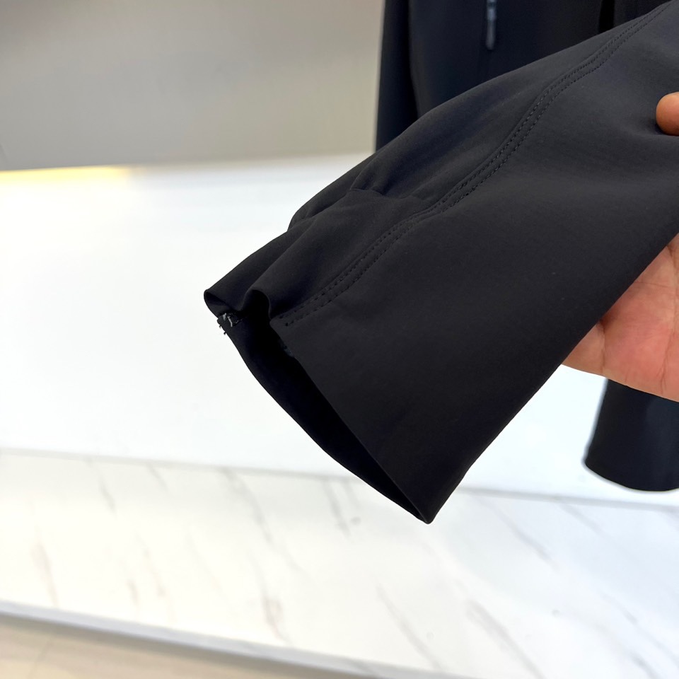 Arcteryx始祖鸟、2025秋冬新品聚酰亚胺科技夹克，以宇航服核心材料科技重塑都市户外穿着体验。本品