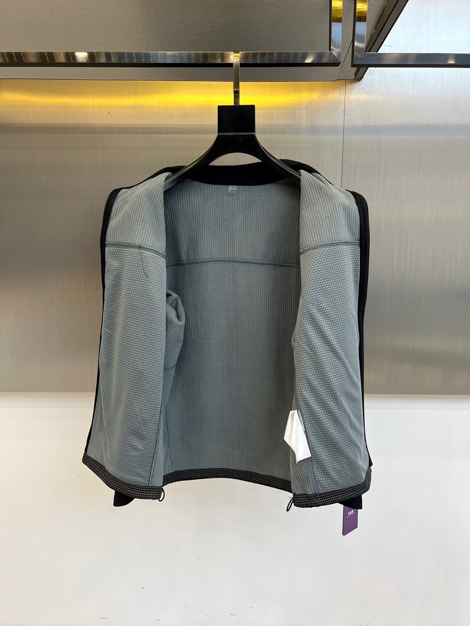 Arcteryx始祖鸟、2025秋冬新品聚酰亚胺科技夹克，以宇航服核心材料科技重塑都市户外穿着体验。本品