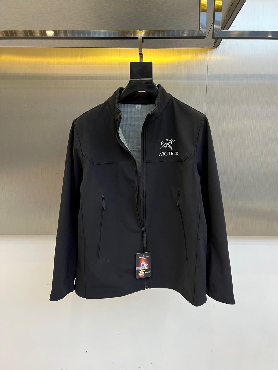 Arcteryx始祖鸟、2025秋冬新品聚酰亚胺科技夹克，以宇航服核心材料科技重塑都市户外穿着体验。本品