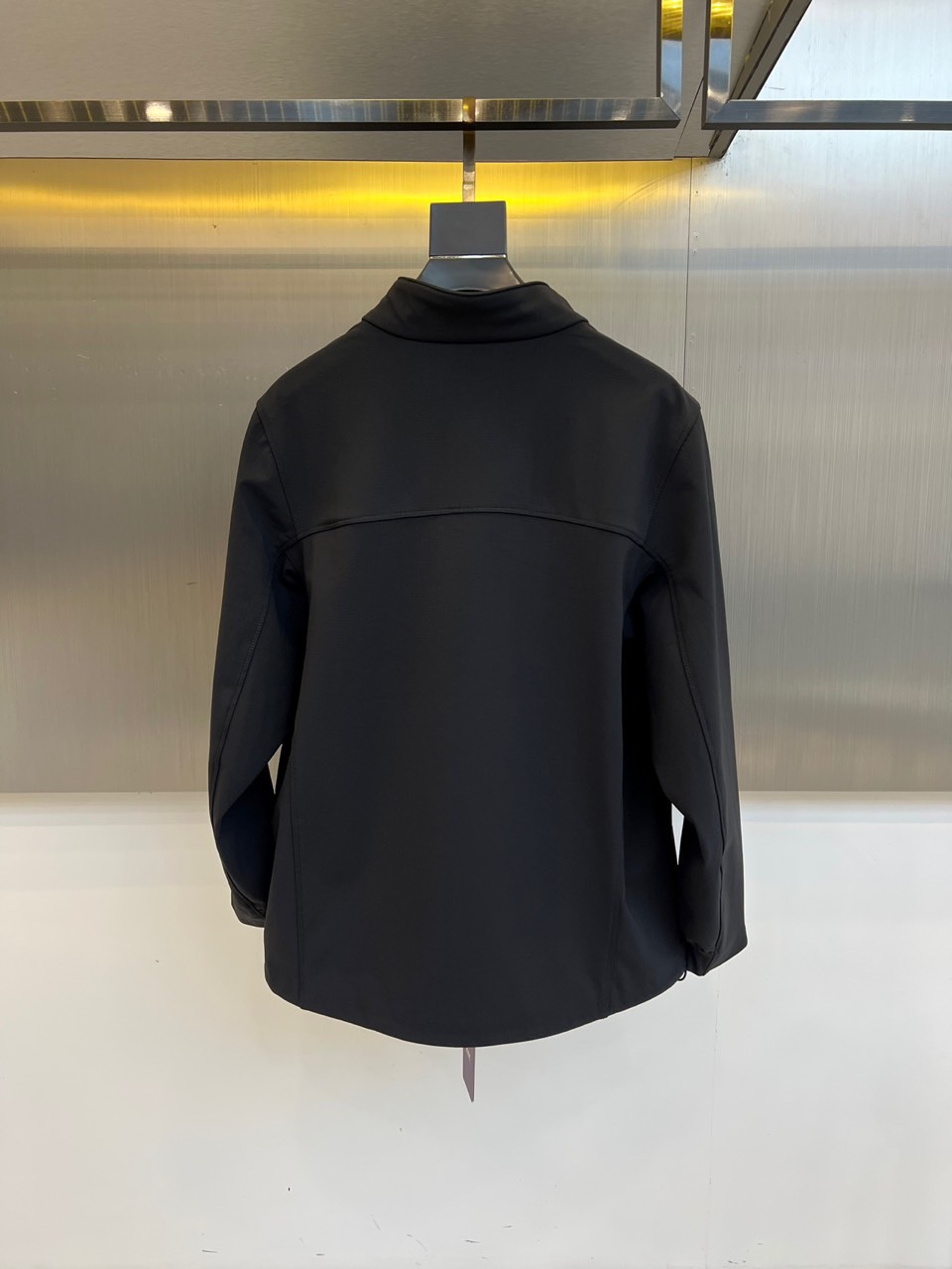 Arcteryx始祖鸟、2025秋冬新品聚酰亚胺科技夹克，以宇航服核心材料科技重塑都市户外穿着体验。本品