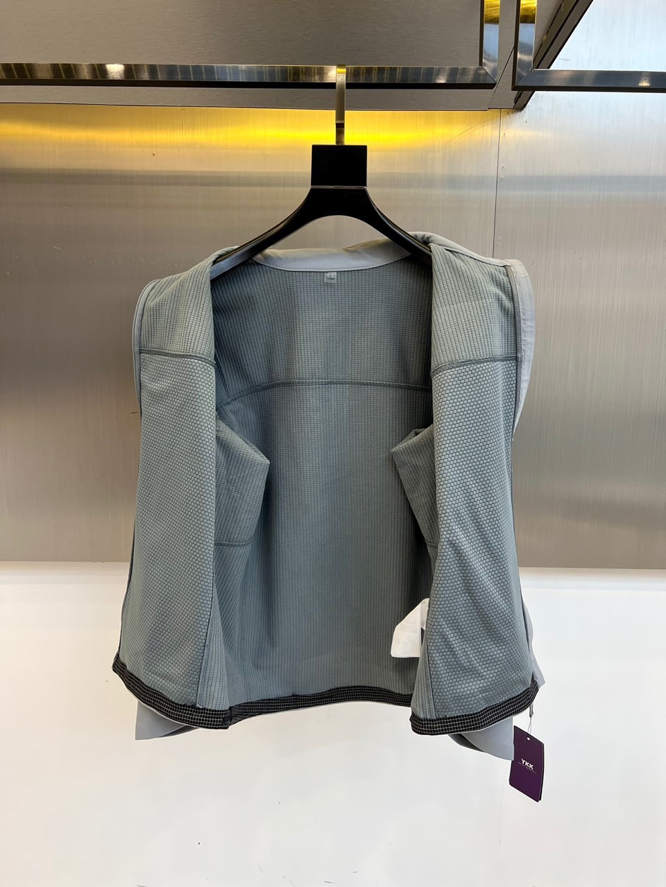 Arcteryx始祖鸟、2025秋冬新品聚酰亚胺科技夹克，以宇航服核心材料科技重塑都市户外穿着体验。本品