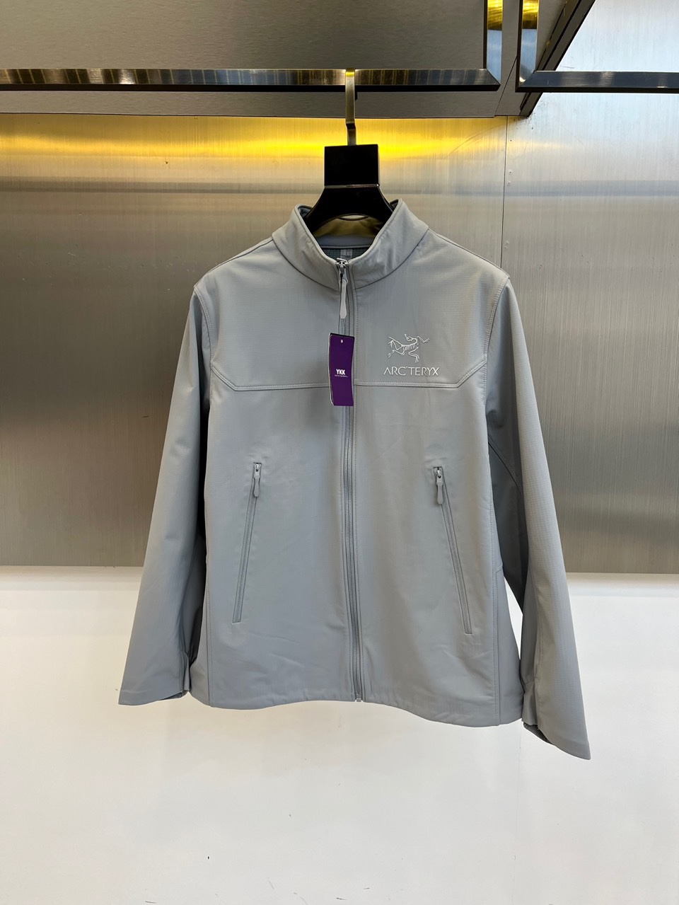 Arcteryx始祖鸟、2025秋冬新品聚酰亚胺科技夹克，以宇航服核心材料科技重塑都市户外穿着体验。本品