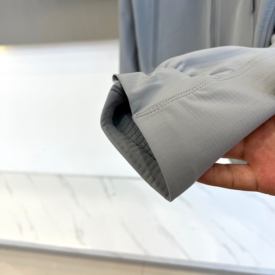 Arcteryx始祖鸟、2025秋冬新品聚酰亚胺科技夹克，以宇航服核心材料科技重塑都市户外穿着体验。本品