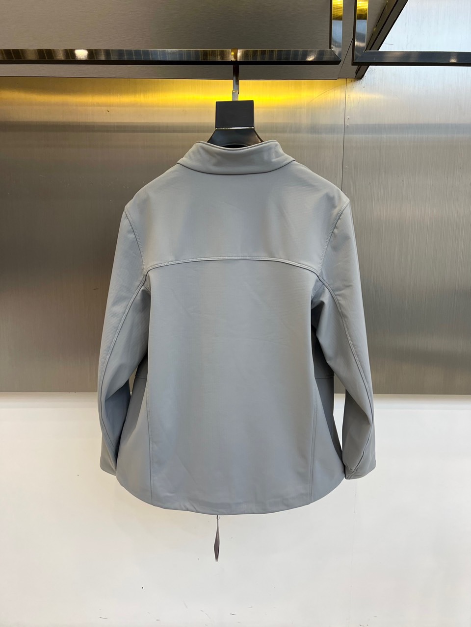 Arcteryx始祖鸟、2025秋冬新品聚酰亚胺科技夹克，以宇航服核心材料科技重塑都市户外穿着体验。本品