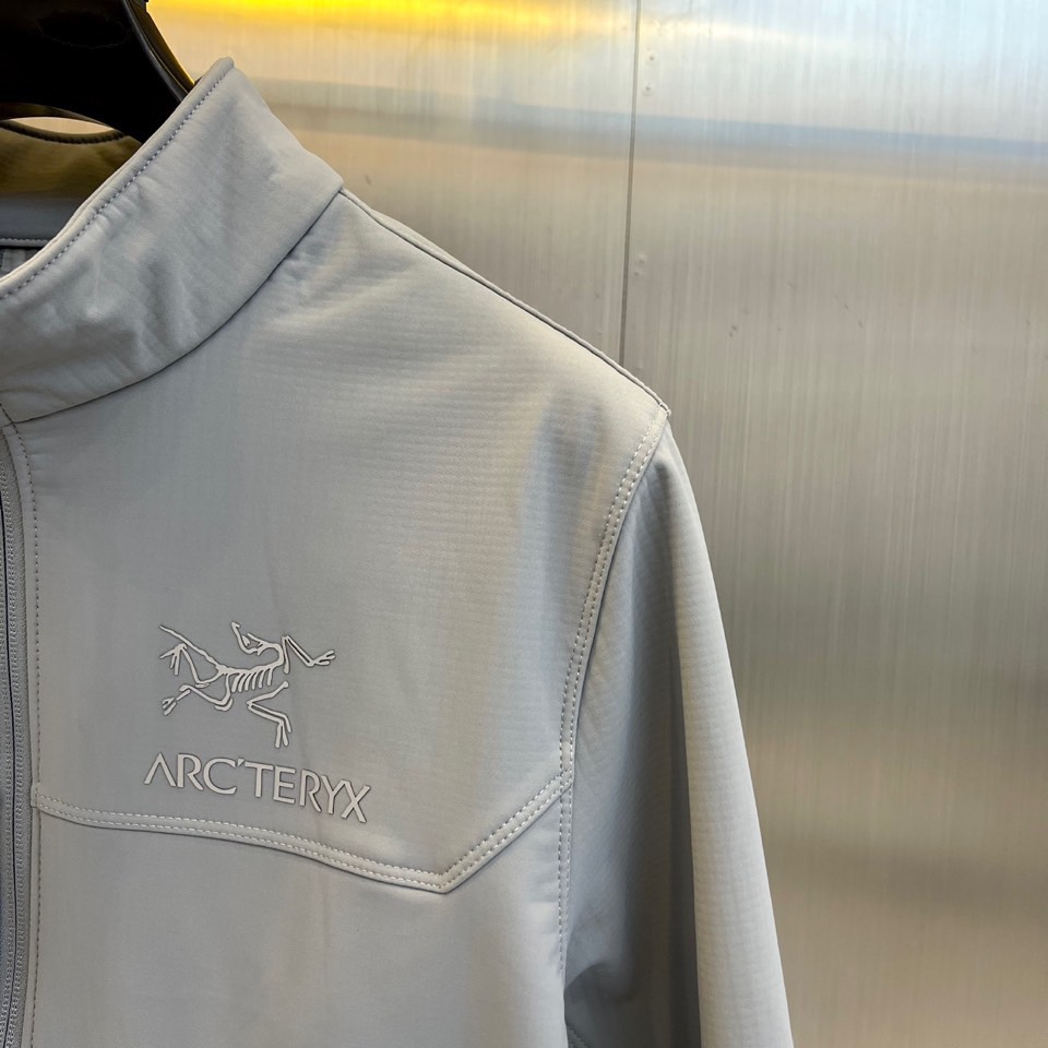 Arcteryx始祖鸟、2025秋冬新品聚酰亚胺科技夹克，以宇航服核心材料科技重塑都市户外穿着体验。本品