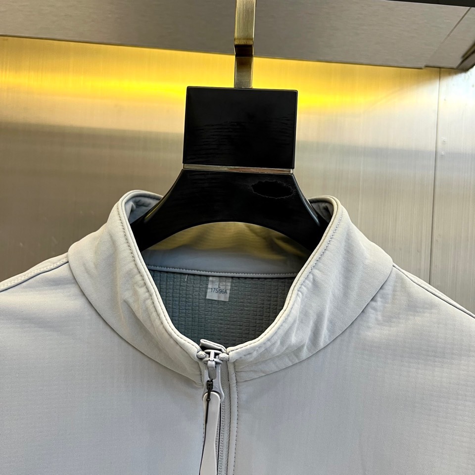 Arcteryx始祖鸟、2025秋冬新品聚酰亚胺科技夹克，以宇航服核心材料科技重塑都市户外穿着体验。本品