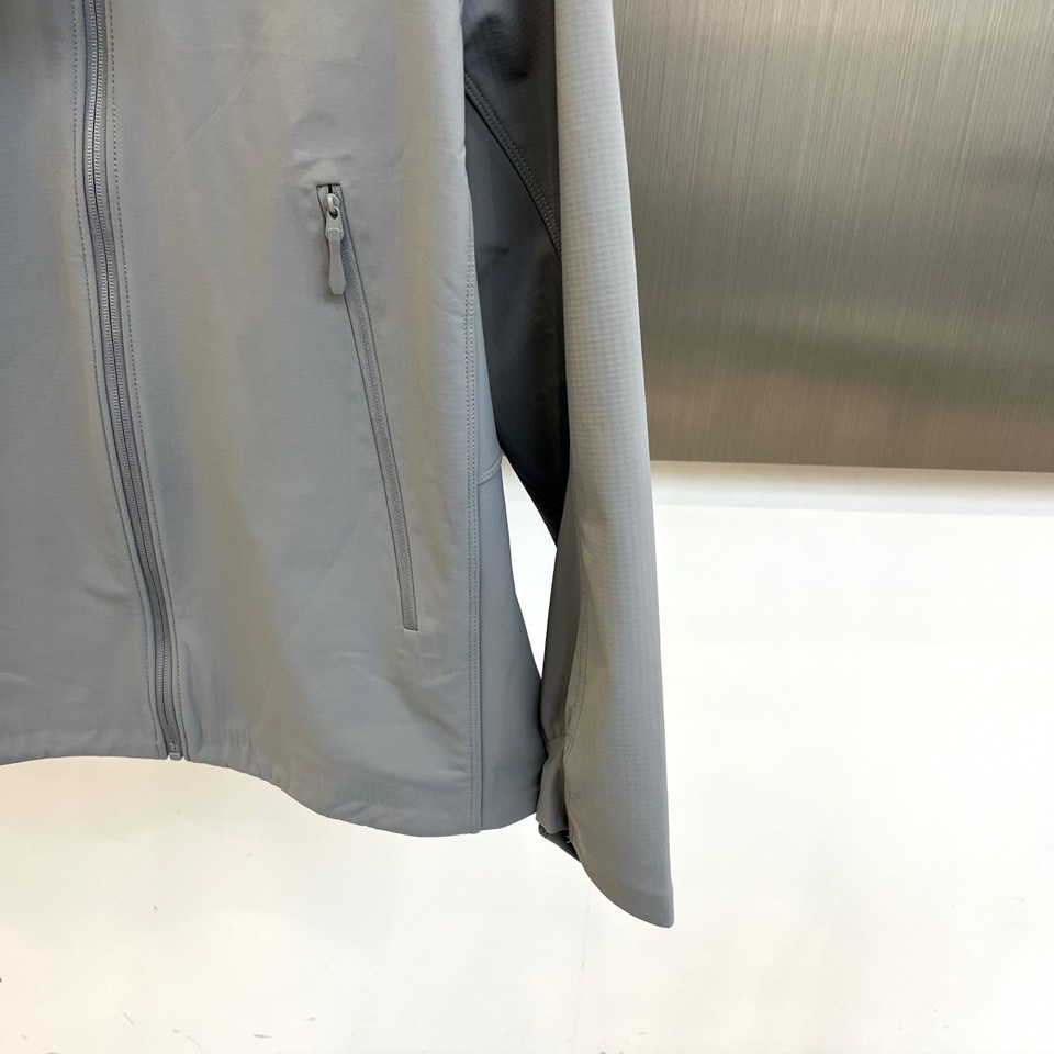 Arcteryx始祖鸟、2025秋冬新品聚酰亚胺科技夹克，以宇航服核心材料科技重塑都市户外穿着体验。本品