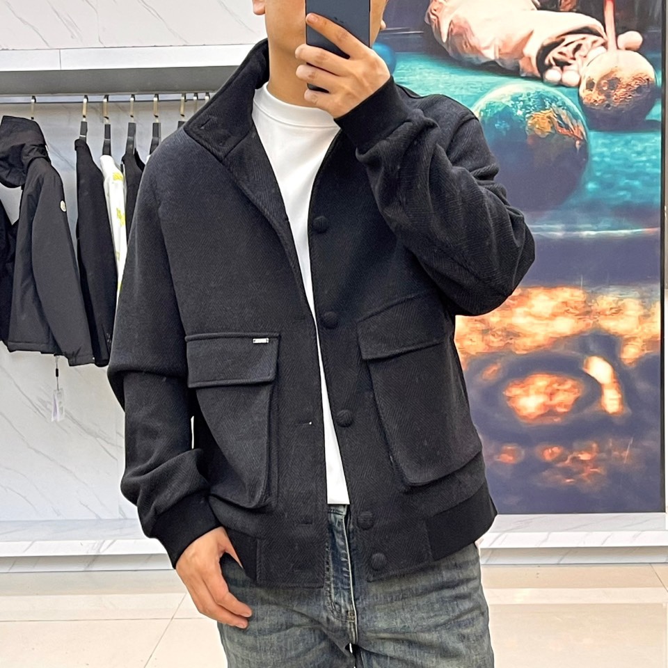 Zegna杰尼亚、25s秋冬系列立领夹克 | 意式极简。精选100%尼龙外层与100%聚酯纤维内衬，打造