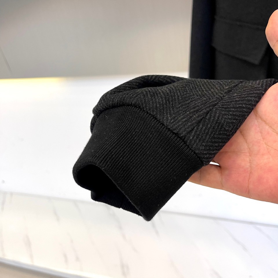 Zegna杰尼亚、25s秋冬系列立领夹克 | 意式极简。精选100%尼龙外层与100%聚酯纤维内衬，打造