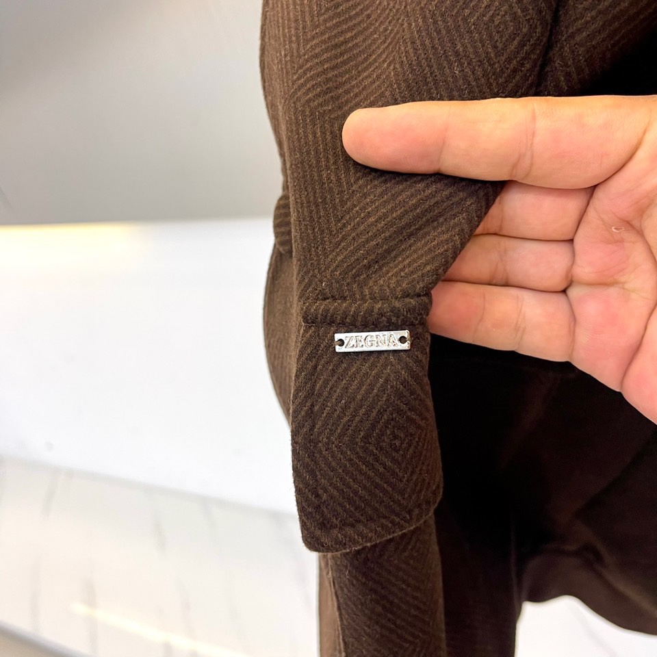 Zegna杰尼亚、25s秋冬系列立领夹克 | 意式极简。精选100%尼龙外层与100%聚酯纤维内衬，打造