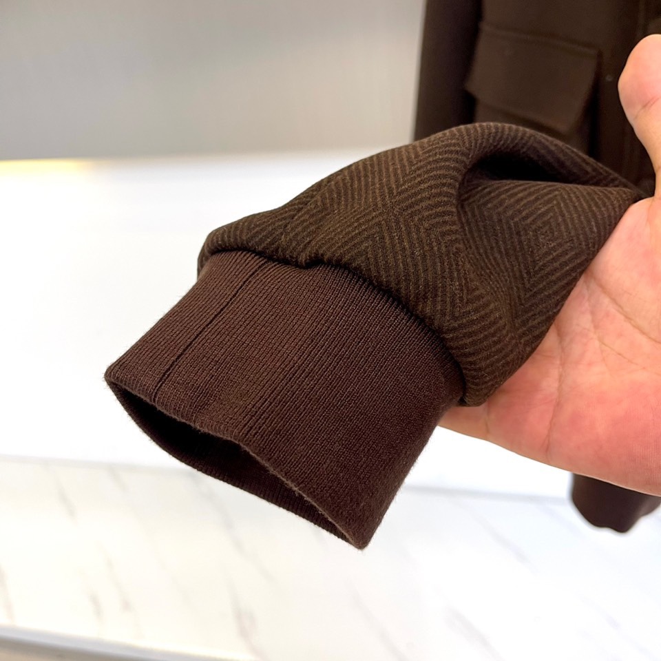 Zegna杰尼亚、25s秋冬系列立领夹克 | 意式极简。精选100%尼龙外层与100%聚酯纤维内衬，打造