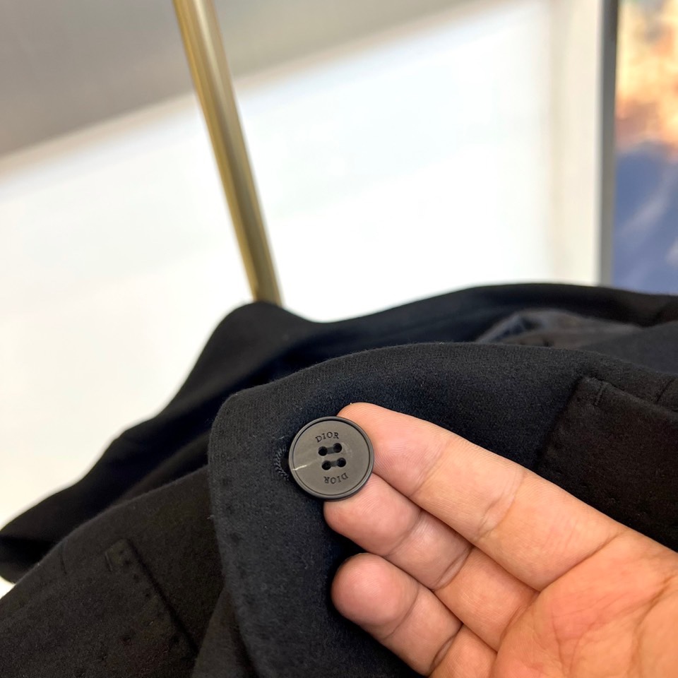 Dio迪奥、2025秋冬新品羊毛西装外套，以经典单排两粒扣设计诠释现代绅士风范。利落的平驳领线条勾勒出挺