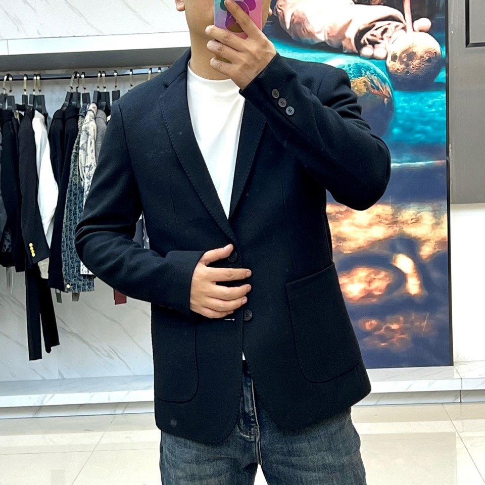 Dio迪奥、2025秋冬新品羊毛西装外套，以经典单排两粒扣设计诠释现代绅士风范。利落的平驳领线条勾勒出挺