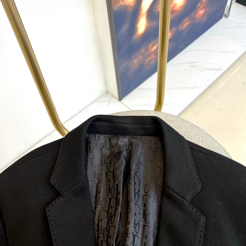 Dio迪奥、2025秋冬新品羊毛西装外套，以经典单排两粒扣设计诠释现代绅士风范。利落的平驳领线条勾勒出挺