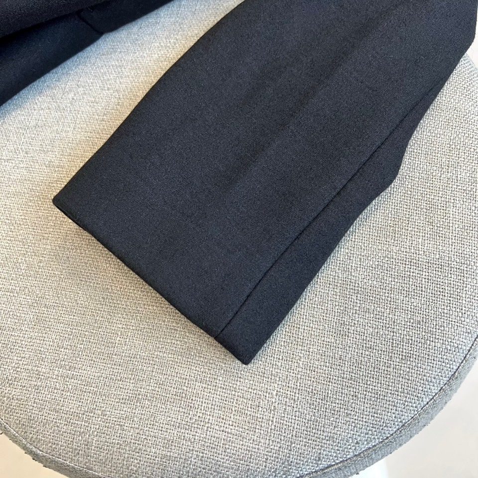 Dio迪奥、2025秋冬新品羊毛西装外套，以经典单排两粒扣设计诠释现代绅士风范。利落的平驳领线条勾勒出挺