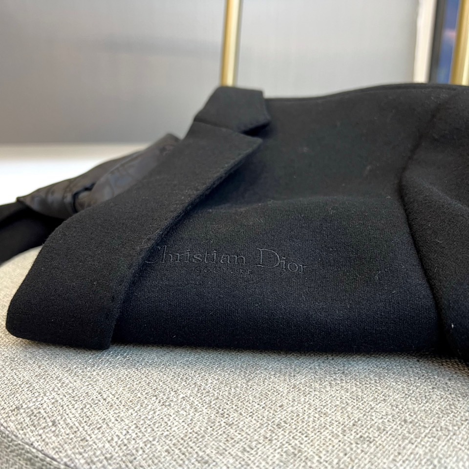 Dio迪奥、2025秋冬新品羊毛西装外套，以经典单排两粒扣设计诠释现代绅士风范。利落的平驳领线条勾勒出挺