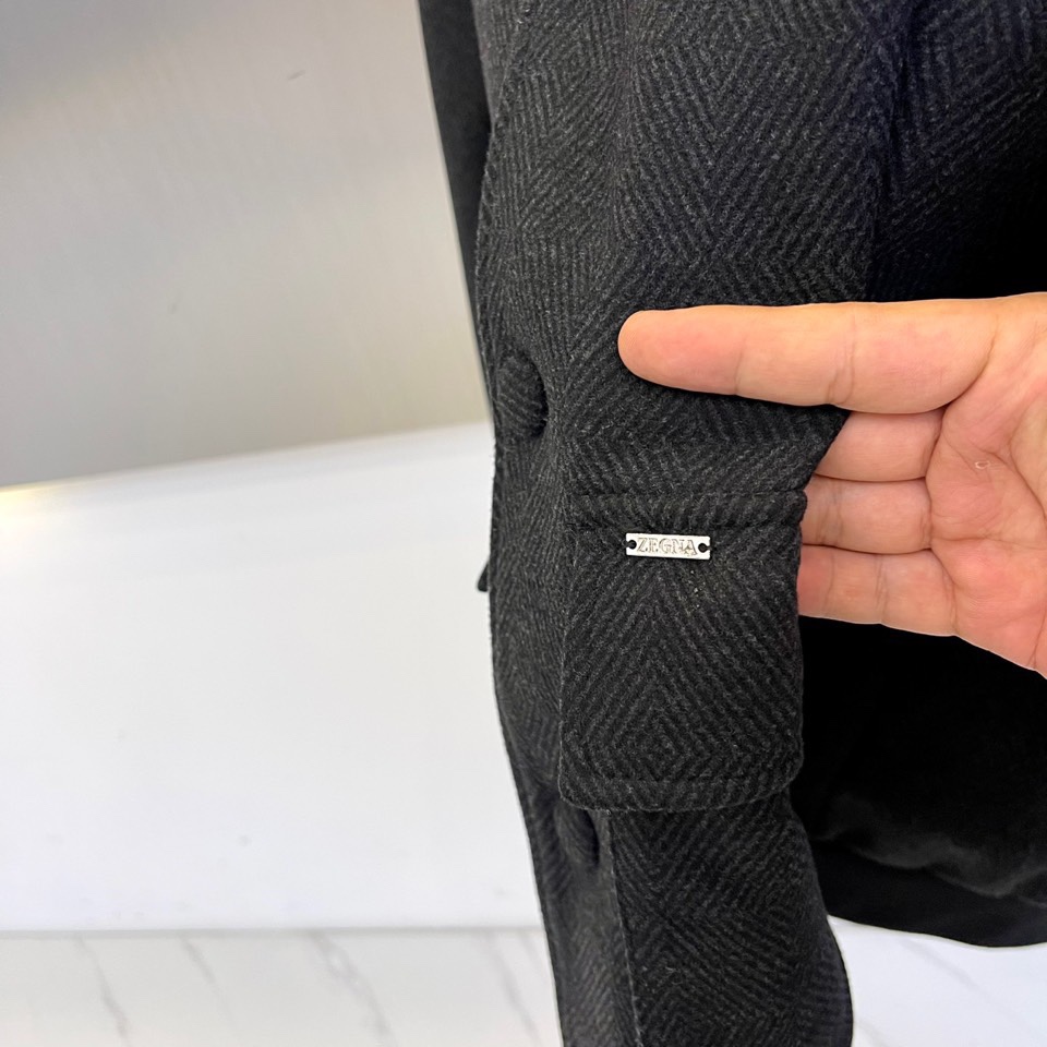 Zegna杰尼亚、25s秋冬系列立领夹克 | 意式极简。精选100%尼龙外层与100%聚酯纤维内衬，打造