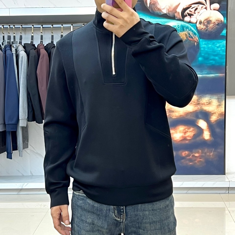 Kiton-2025秋冬新品半高领上衣，以创新拼接设计诠释意式优雅美学。采用半高领设计搭配金属拉链开合，