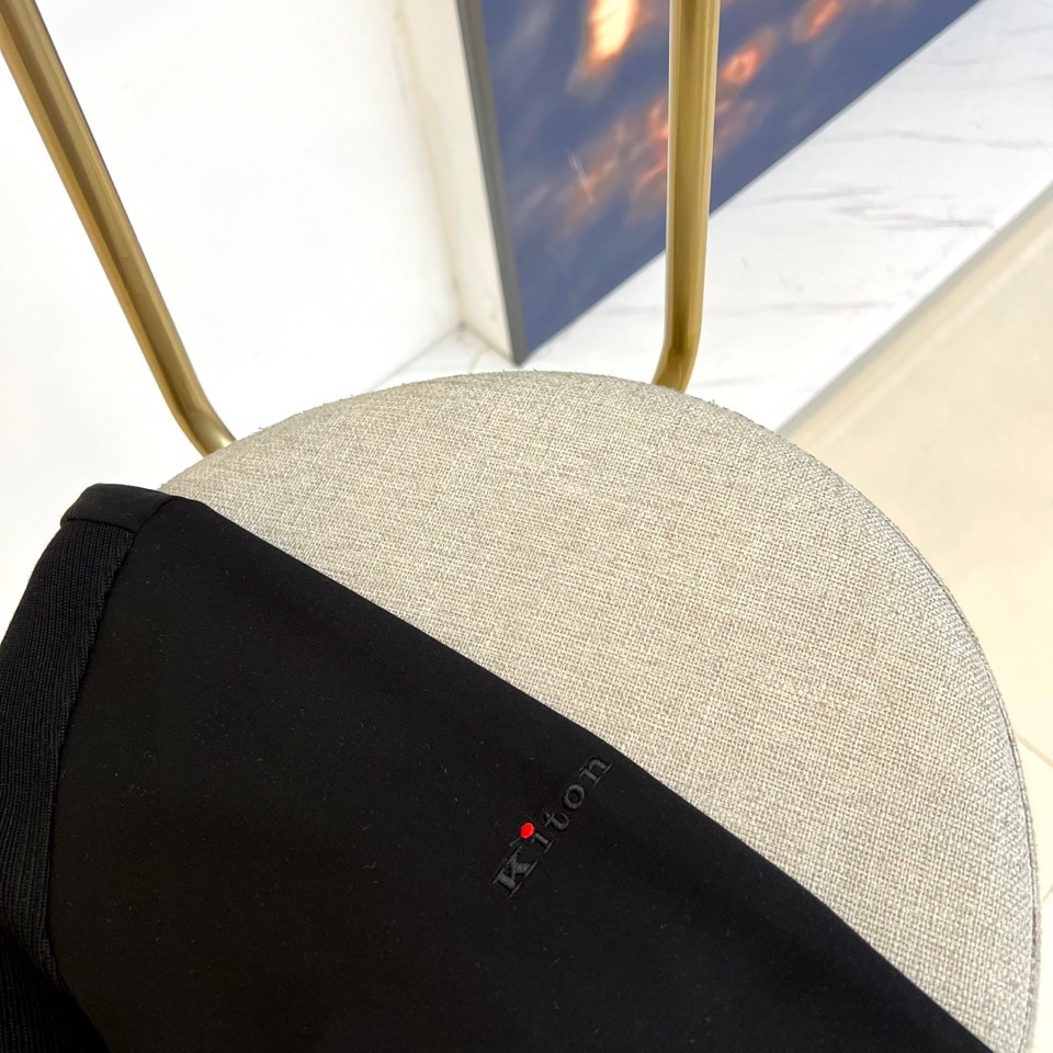 Kiton-2025秋冬新品半高领上衣，以创新拼接设计诠释意式优雅美学。采用半高领设计搭配金属拉链开合，