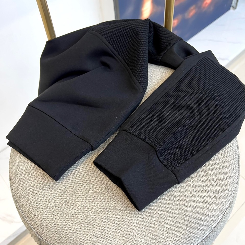 Kiton-2025秋冬新品半高领上衣，以创新拼接设计诠释意式优雅美学。采用半高领设计搭配金属拉链开合，