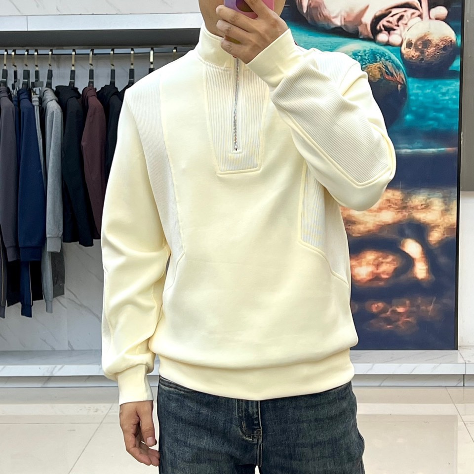 Kiton-2025秋冬新品半高领上衣，以创新拼接设计诠释意式优雅美学。采用半高领设计搭配金属拉链开合，