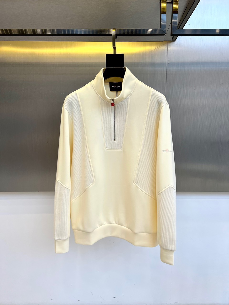 Kiton-2025秋冬新品半高领上衣，以创新拼接设计诠释意式优雅美学。采用半高领设计搭配金属拉链开合，