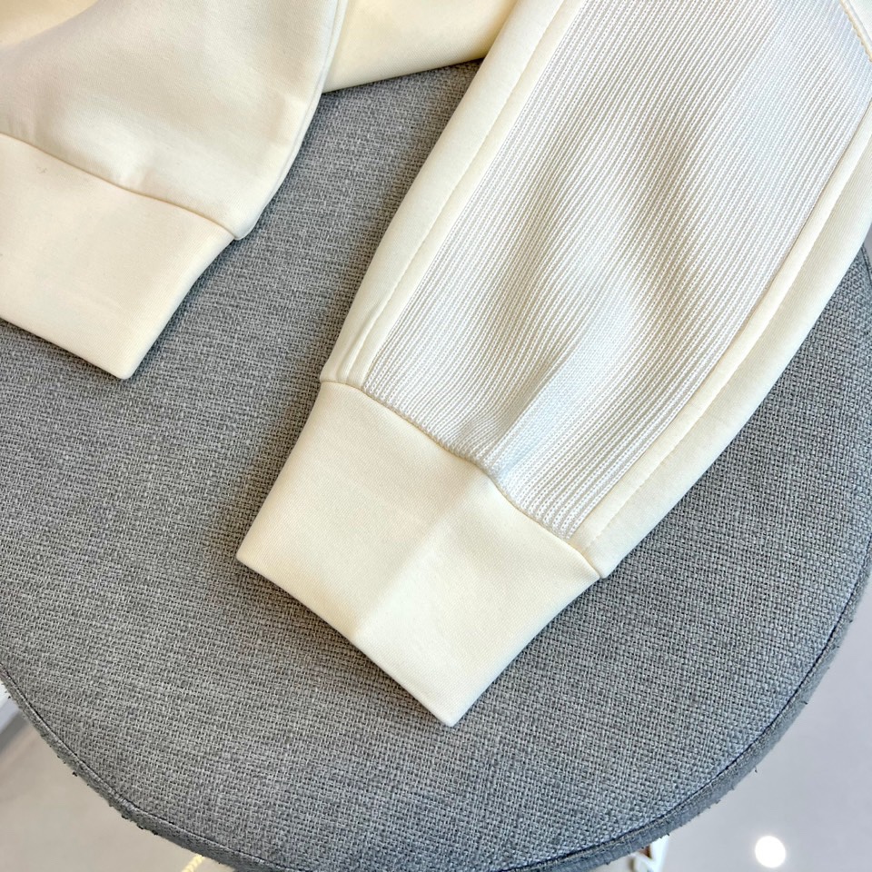 Kiton-2025秋冬新品半高领上衣，以创新拼接设计诠释意式优雅美学。采用半高领设计搭配金属拉链开合，