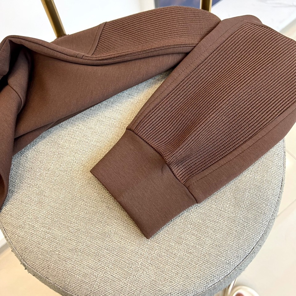 Kiton-2025秋冬新品半高领上衣，以创新拼接设计诠释意式优雅美学。采用半高领设计搭配金属拉链开合，