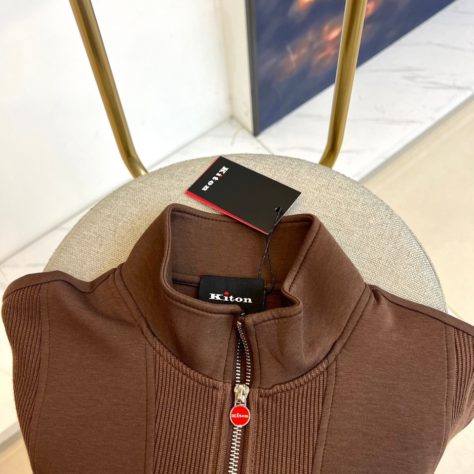 Kiton-2025秋冬新品半高领上衣，以创新拼接设计诠释意式优雅美学。采用半高领设计搭配金属拉链开合，